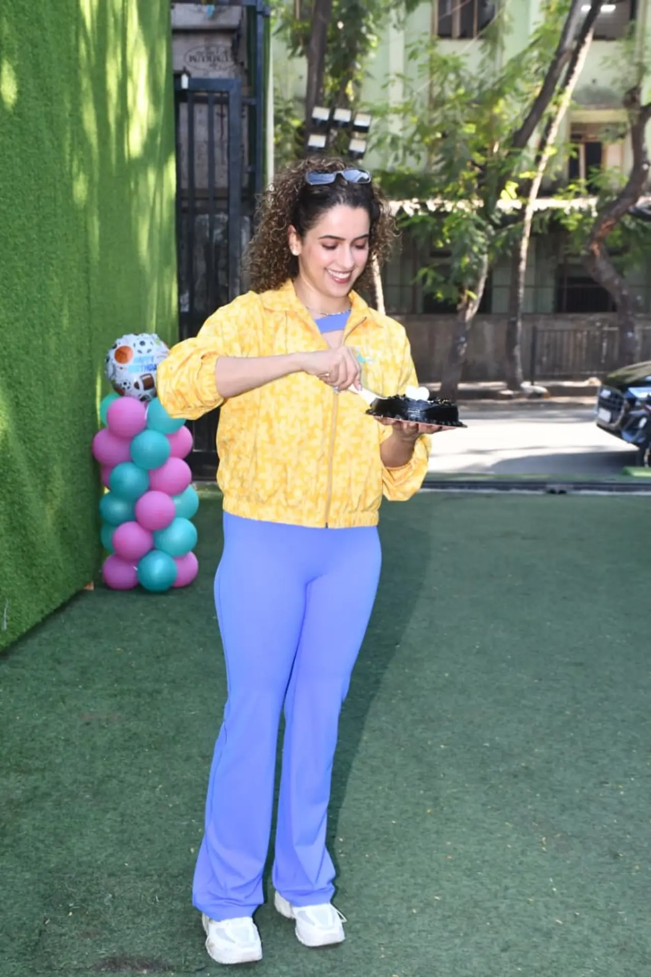 <p>Sanya Malhotra celebrated her birthday with the paps in Juhu by cutting a cake and sharing it.</p>